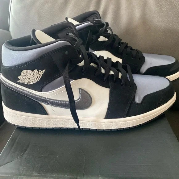 Air Jordan 1 Mid SE ‘Satin Smoke Grey’